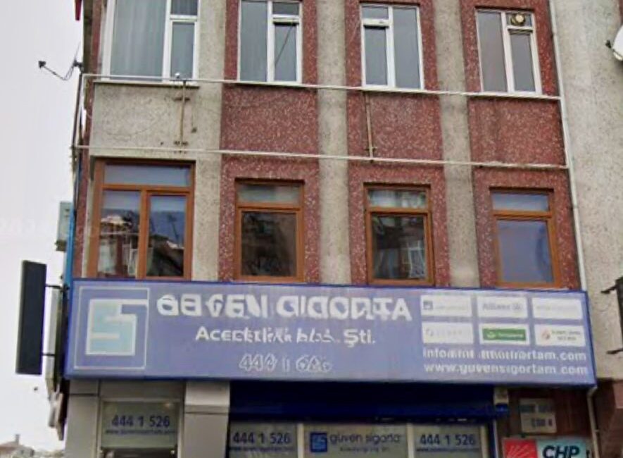 Mahkeme kararıyla kayyım atanan Gürsel Tekin’in polis eşliğinde binaya girmesi