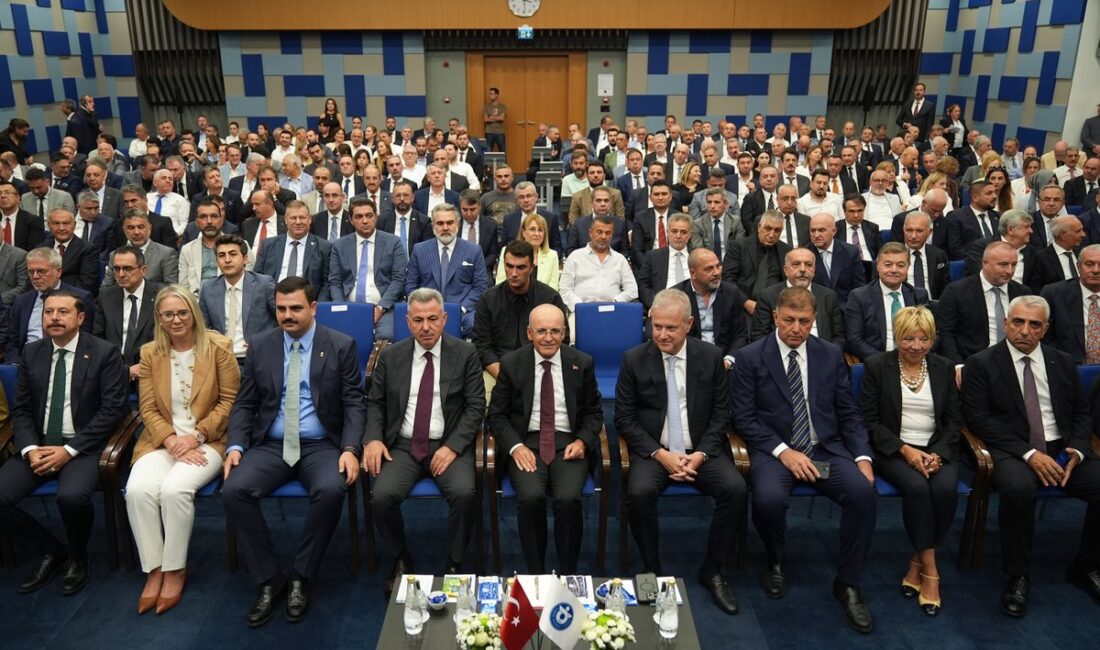 Hazine ve Maliye Bakanı Mehmet Şimşek, İzmir’de iş dünyasıyla kritik