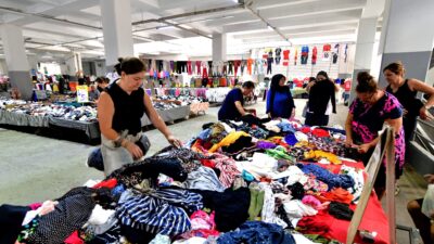 Her Cuma kurulan Bornova Kıyafet Pazarı, uygun fiyat ve kaliteli