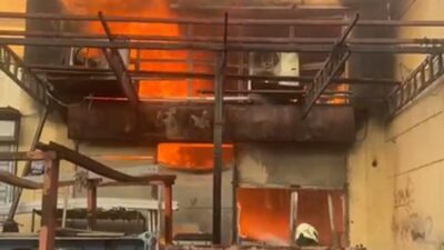 İzmir’in Bornova ilçesindeki demir atölyesinde çıkan yangın, İzmir İtfaiyesi'nin hızlı