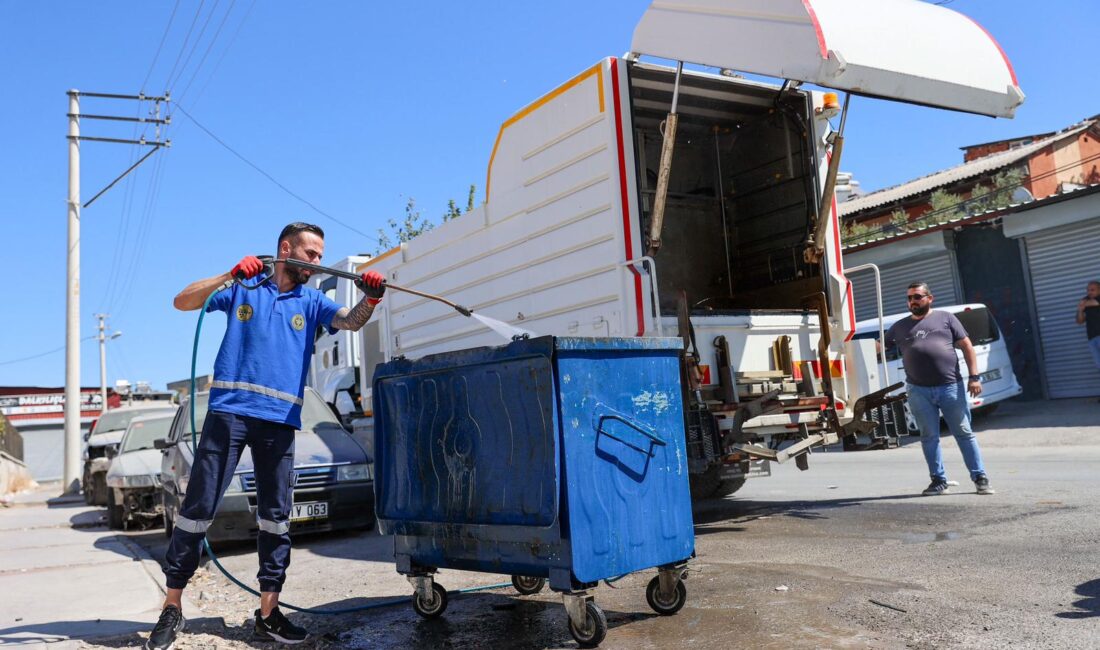 Buca Belediyesi, ilçede yürüttüğü temizlik çalışmalarını vardiya sistemiyle 24 saate