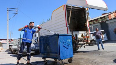 Buca Belediyesi, ilçede yürüttüğü temizlik çalışmalarını vardiya sistemiyle 24 saate