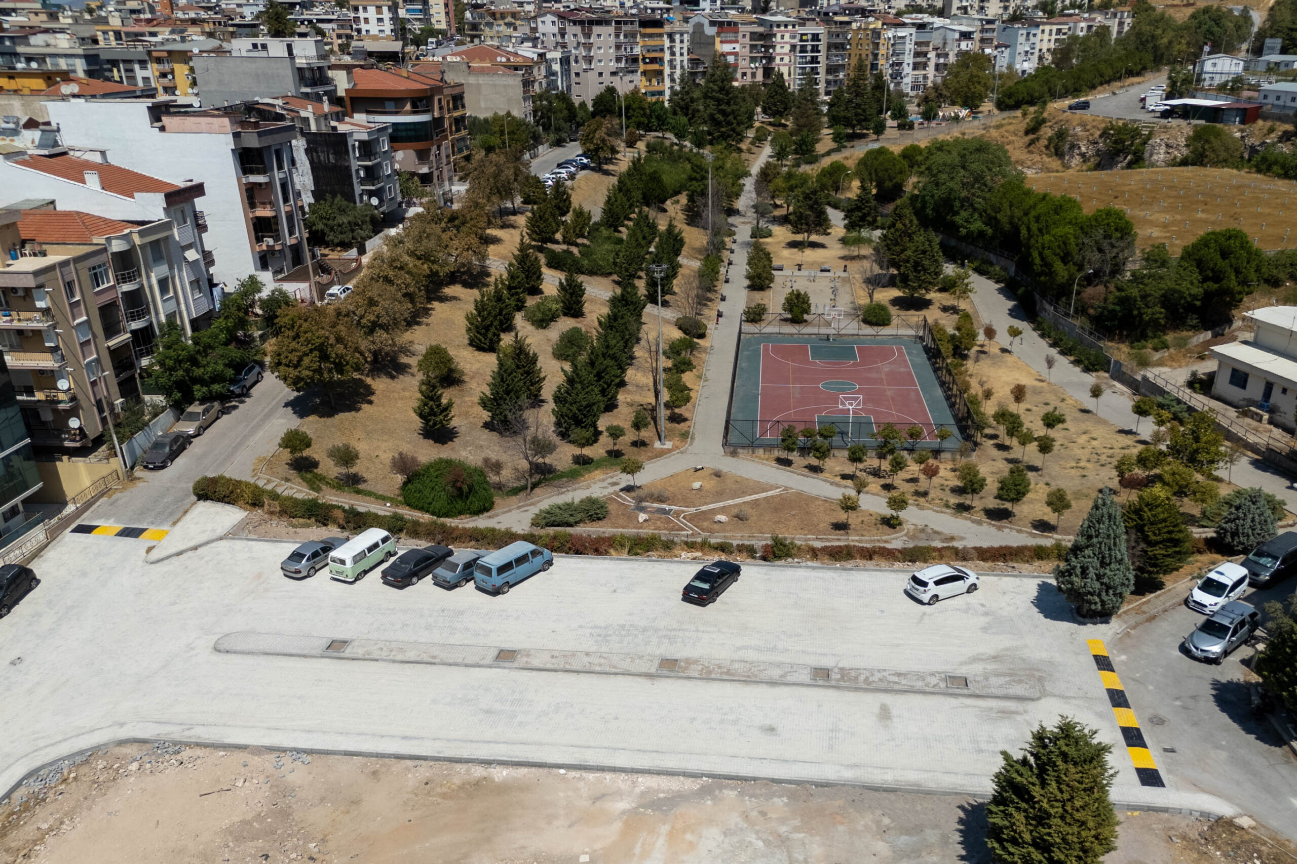 Buca Belediyesi atıl alanları dönüştürerek kente yeni otoparklar ve nefes