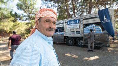 İzmir Büyükşehir Belediyesi, orman yangınlarından etkilenen üreticilerin yanında olmaya devam