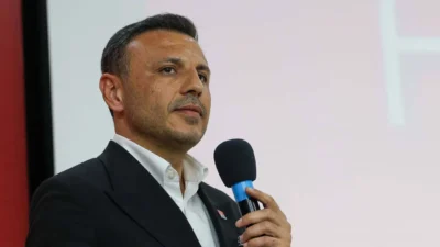 CHP İstanbul İl Başkanı Özgür Çelik, olağanüstü kongrede yaptığı konuşmada