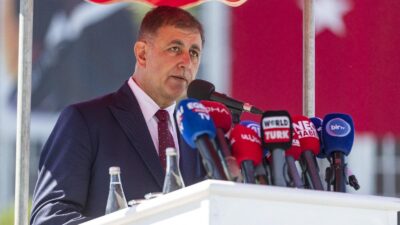 İzmir’in düşman işgalinden kurtuluşunun 103’üncü yıl dönümü kutlamaları Cumhuriyet Meydanı’nda