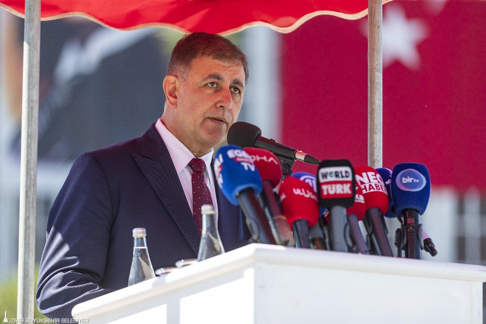 İzmir’in düşman işgalinden kurtuluşunun 103’üncü yıl dönümü kutlamaları Cumhuriyet Meydanı’nda