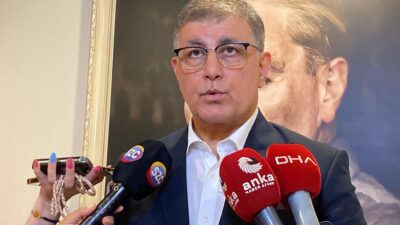 İzmir Büyükşehir Belediye Başkanı Cemil Tugay olağanüstü kurultay için noter