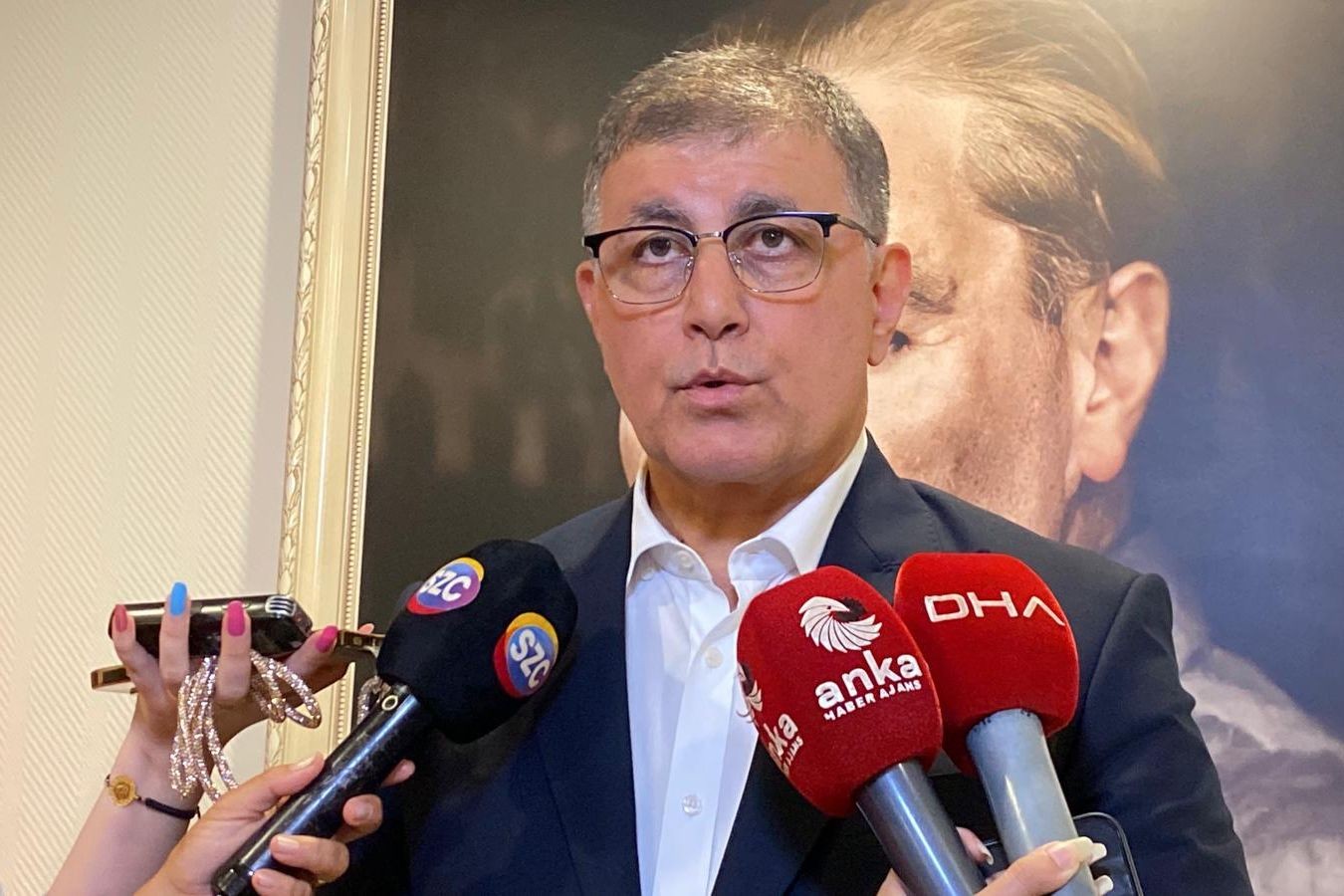 İzmir Büyükşehir Belediye Başkanı Cemil Tugay olağanüstü kurultay için noter
