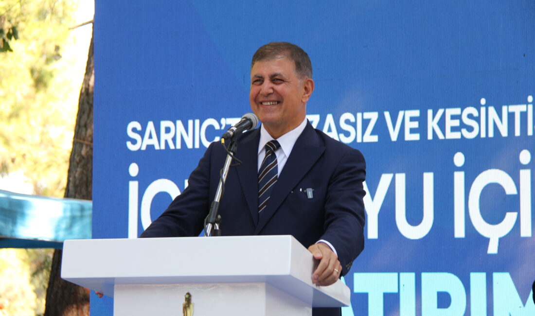 "Zorluklar vız gelir tırıs gider" diyen Tugay, İzmir'in tarihi gücünden