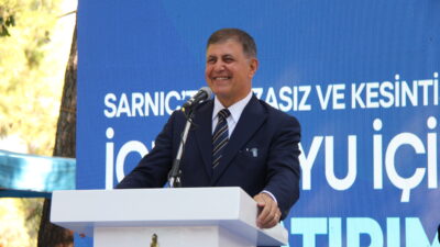 "Zorluklar vız gelir tırıs gider" diyen Tugay, İzmir'in tarihi gücünden