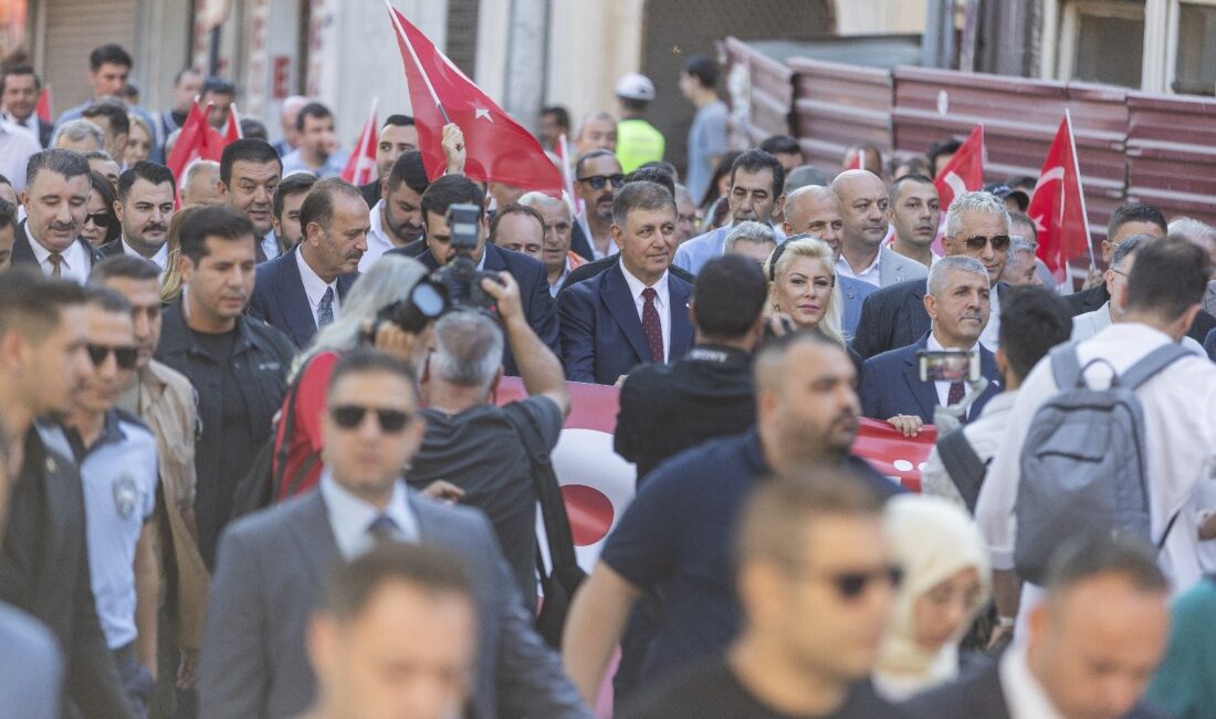 103. yıl anısına düzenlenen yürüyüş, tarihi güzergâhta binlerce İzmirliyi bir