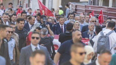 103. yıl anısına düzenlenen yürüyüş, tarihi güzergâhta binlerce İzmirliyi bir