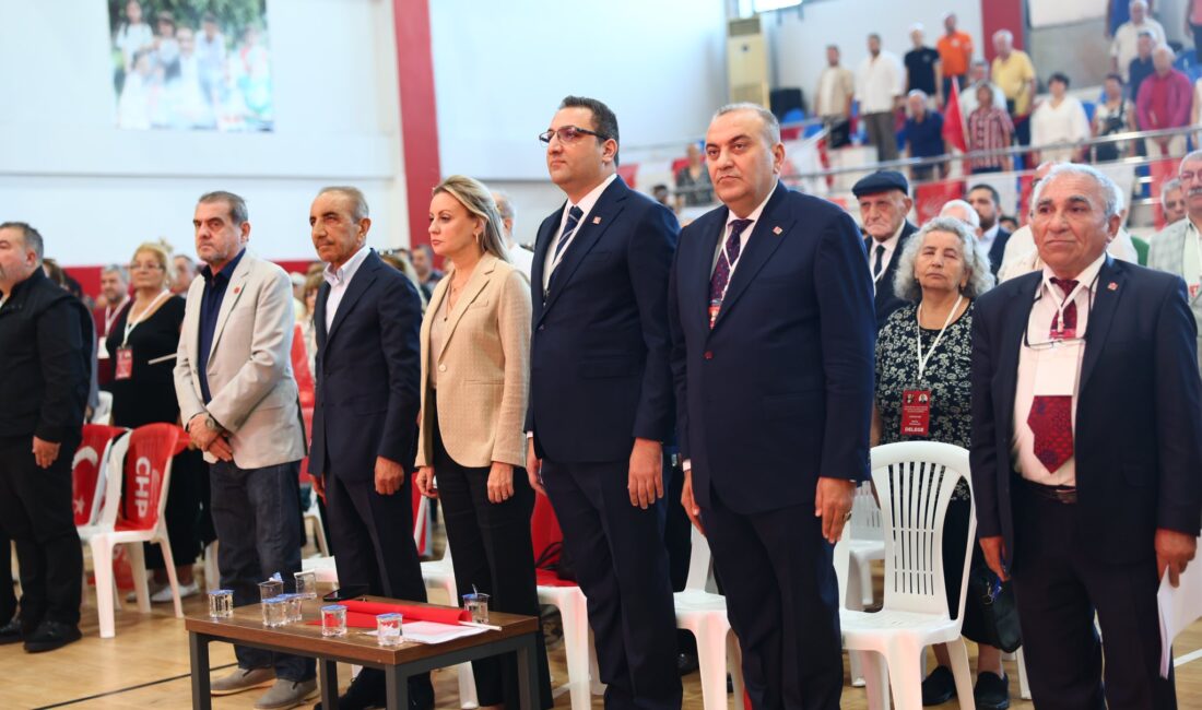 Cumhuriyet Halk Partisi Balçova İlçe Kongresi'nde mevcut başkan Murat Aküzüm