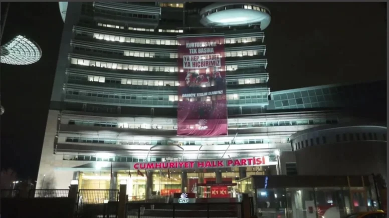 CHP Genel Merkez binasında nöbete başlayan gençler, polis müdahalesine karşı