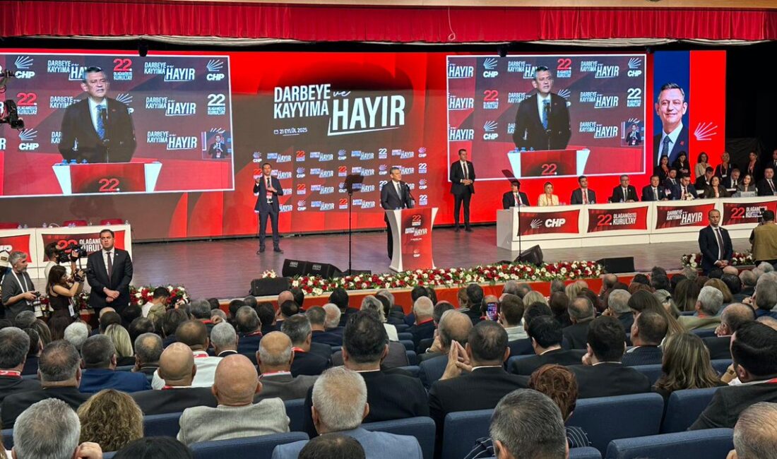 CHP'nin "darbeye, kayyıma hayır" sloganıyla düzenlediği 22'nci Olağanüstü Kurultayı'nda blok