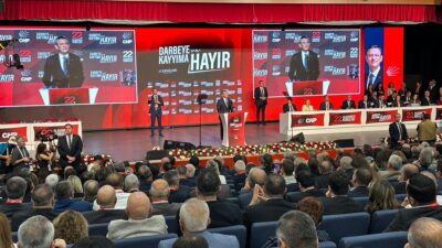 CHP'nin "darbeye, kayyıma hayır" sloganıyla düzenlediği 22'nci Olağanüstü Kurultayı'nda blok