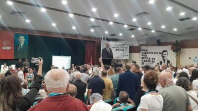 CHP Konak İlçe Kongresi'nde tansiyon bir anda yükseldi. Eski ilçe
