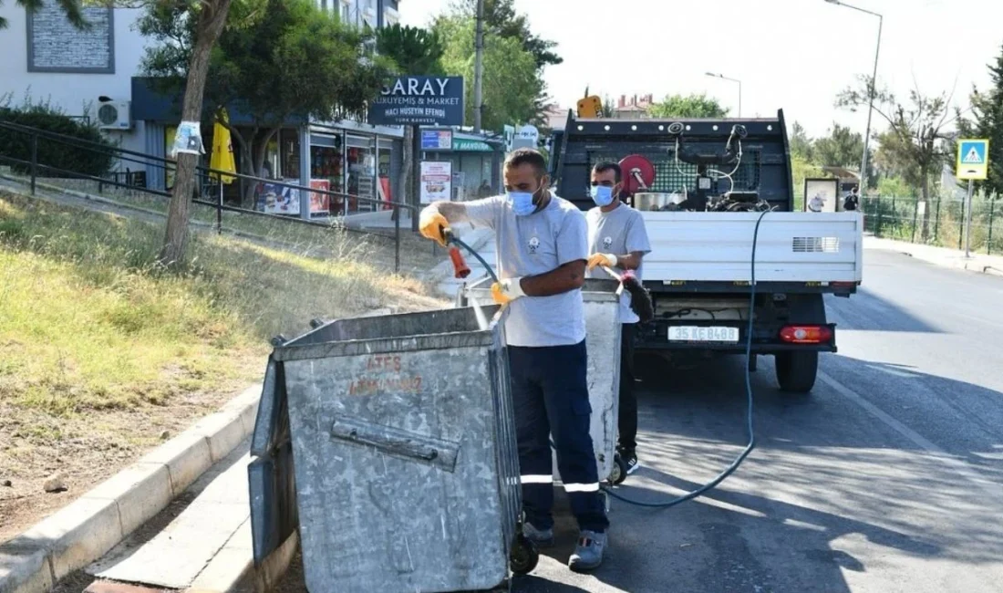 Her cadde ve sokakta temizlik ve ilaçlama çalışmaları aralıksız sürüyor.