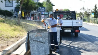 Her cadde ve sokakta temizlik ve ilaçlama çalışmaları aralıksız sürüyor.