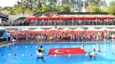 Çiğli Belediyesi’nin yaz dönemi yüzme kursları, 12 haftalık eğitimin ardından
