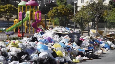 İzmir’in bazı ilçelerinde büyüyen çöp sorunu İçişleri Bakanlığı’nı harekete geçirdi.
