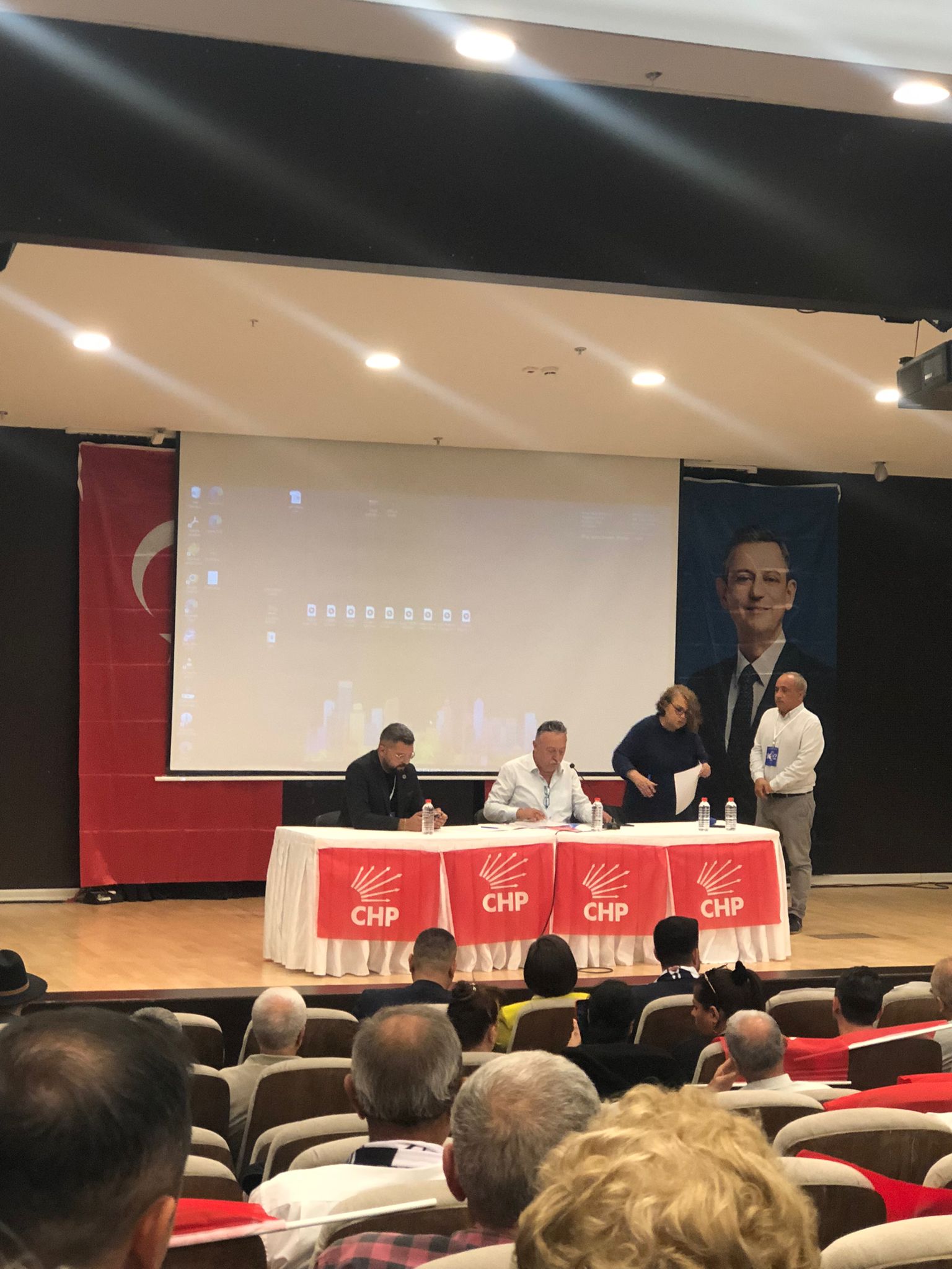 Karabağlar’daki CHP kongresi “dayatma” ve “tek aday” tartışmalarıyla gölgelendi. 9