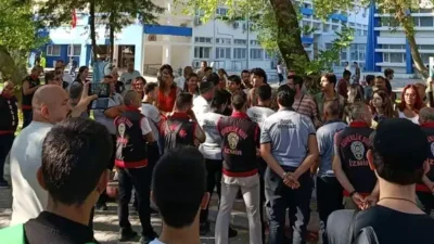 İzmir'deki Ege Üniversitesi'nde kampüs içinde stant açmak isteyen öğrencilere güvenlik