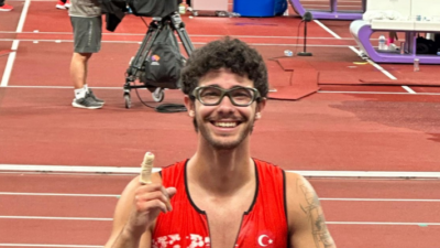 Türkiye’yi temsil eden milli sporculardan erkekler sırıkla atlamada Ersu Şaşma