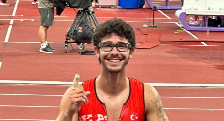 Türkiye’yi temsil eden milli sporculardan erkekler sırıkla atlamada Ersu Şaşma