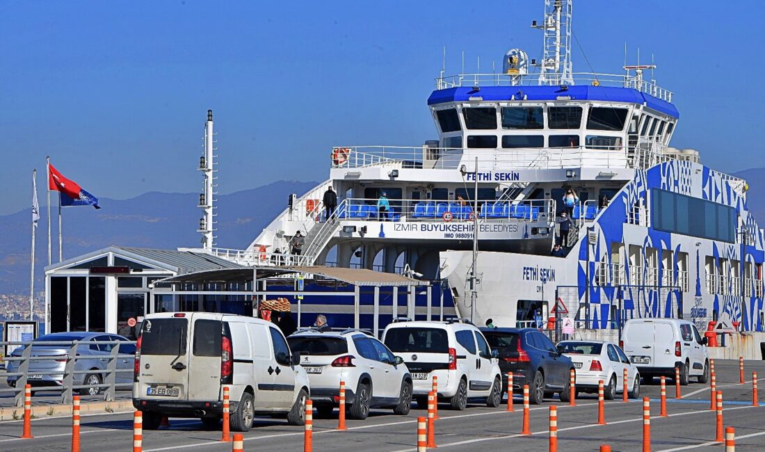 Üçkuyular'da kuzeydoğu yönlü fırtına deniz ulaşımını olumsuz etkiledi. Feribot seferleri
