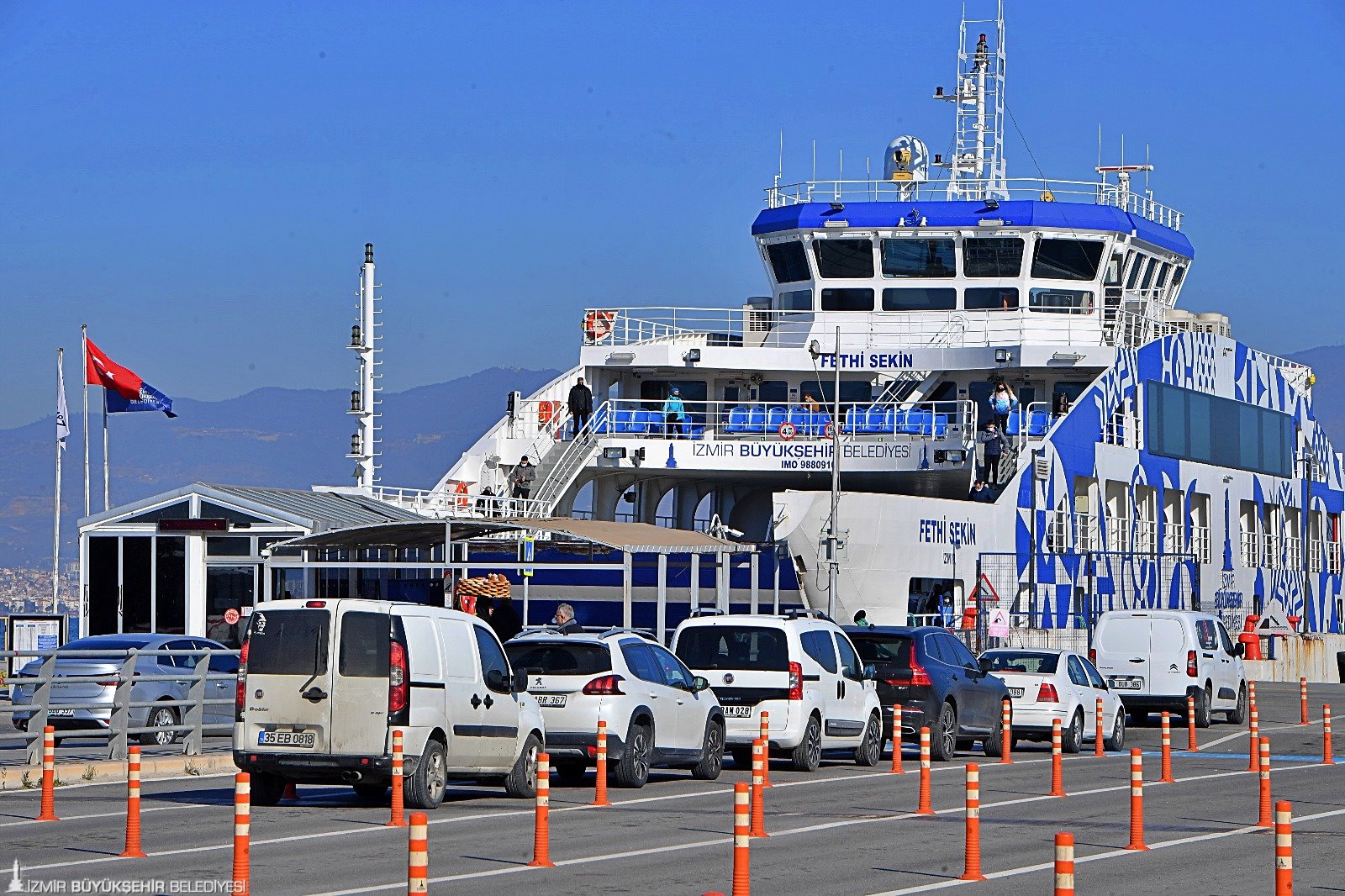 Üçkuyular'da kuzeydoğu yönlü fırtına deniz ulaşımını olumsuz etkiledi. Feribot seferleri