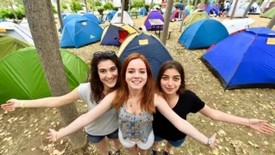 İzmir Büyükşehir Belediyesi çatısı altında faaliyet gösteren Genç İzmir, gönüllü