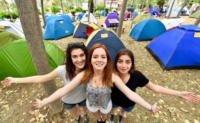 İzmir Büyükşehir Belediyesi çatısı altında faaliyet gösteren Genç İzmir, gönüllü