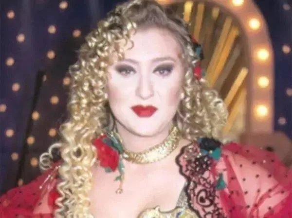 Arabesk müziğin sevilen sesi Güllü (51), Yalova’daki evinin balkonundan düşerek