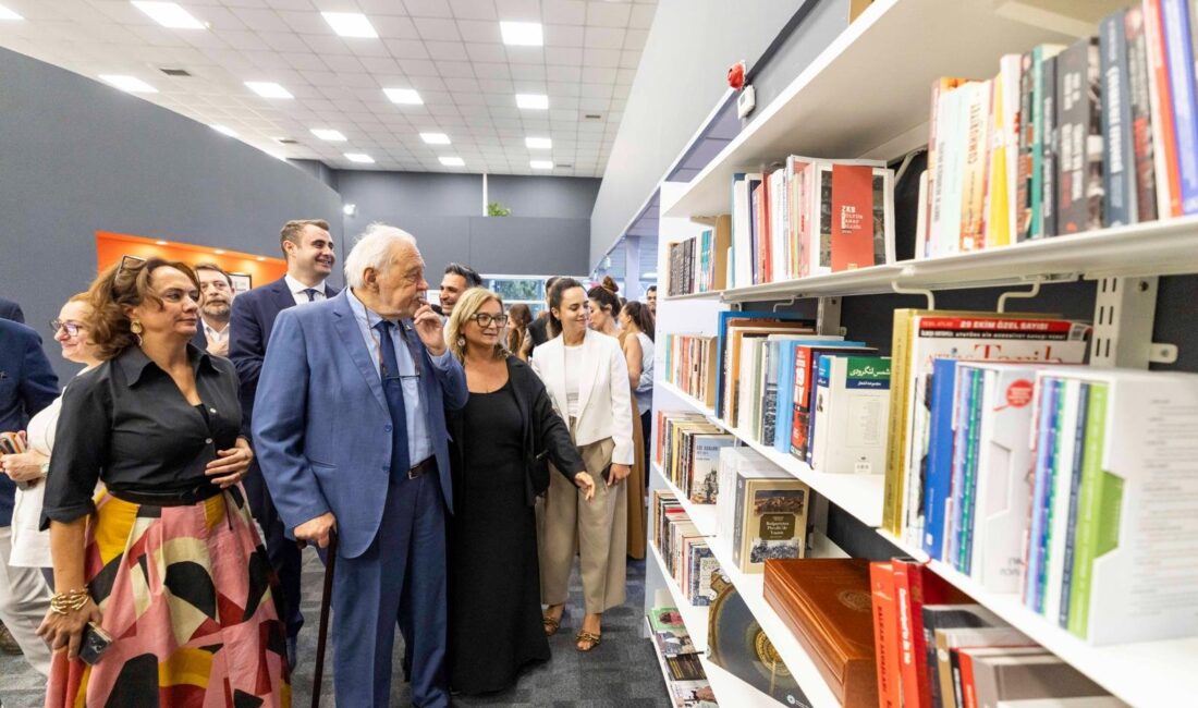 İzmir Büyükşehir Belediyesi tarafından Kültürpark'a kazandırılan İlber Ortaylı Kütüphanesi'nin açılışını