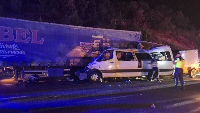 Mersin'de tarım işçilerini taşıyan minibüsün TIR'a arkadan çarpması sonucu 3