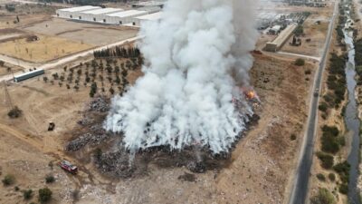 İzmir’in Kemalpaşa ilçesinde, çöp aktarma alanında gece saatlerinde çıkan yangın,