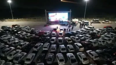 İzmir Büyükşehir Belediyesi’nin Yeniden Sinematek Arabada Film Keyfi etkinliği, birbirinden