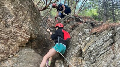 İzmir Büyükşehir Belediyesi İtfaiyesi, Balçova Terapi Ormanları’ndaki sarp kayalıklarda mahsur