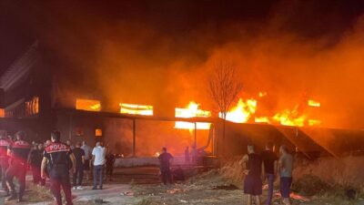İzmir'in Gaziemir ilçesinde akşam saatlerinde mobilya fabrikasında başlayan yangın kısa