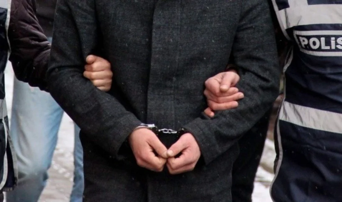 İzmir'de kesinleşmiş 10 yıl hapis cezası bulunan şüpheli, okul çevresinde