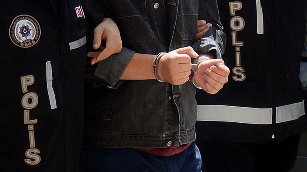 Tire'de devriye gezen jandarma ekipleri meraya çöp döken belediye çalışanının