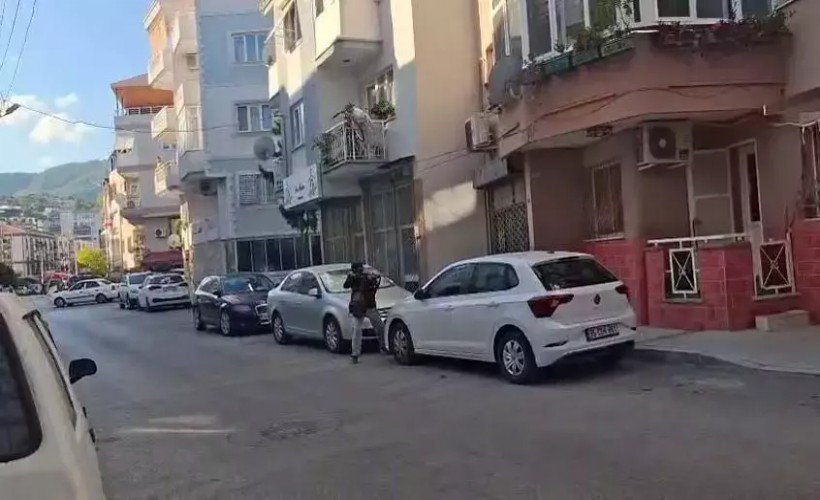 İzmir'in Balçova ilçesinde bulunan polis merkezine uzun namlulu silahla saldırıda
