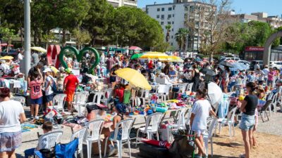 Karşıyaka Belediyesi’nin düzenlediği “Çocuklar için 2. El Pazarı”, hem paylaşma