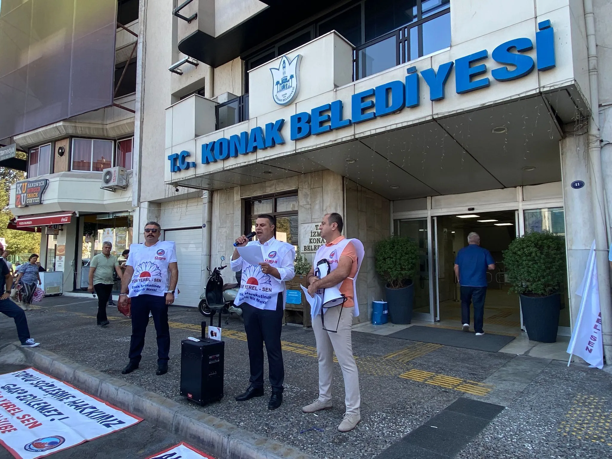 HABER MERKEZİ-Konak Belediyesi’nde görev yapan memurlar, aylardır ödenmeyen alacakları nedeniyle