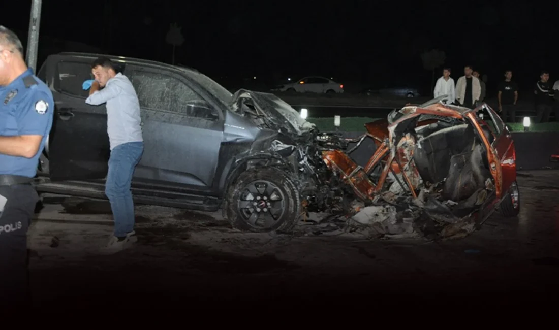 Salihli’de karşı şeride geçen otomobil kamyonetle çarpıştı. Kazada 1’i çocuk