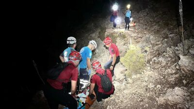 Muğla’da yürüyüş yapan bir kişi dağlık arazide düşerek mahsur kaldı.