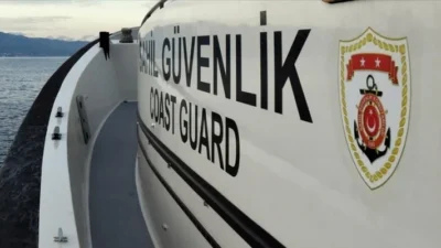 Balıkesir’in Ayvalık ilçesi açıklarında Sahil Güvenlik botu düzensiz göçmen taşıyan