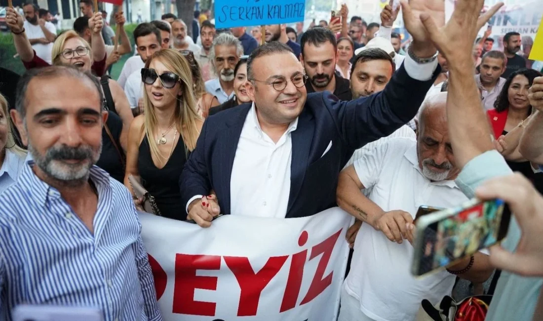 CHP Konak İlçe Kongresi'nde gergin geçen mücadelenin galibi Serkan Kalmaz